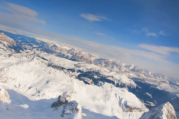 Dolomiti veduta aerea del cielo presa dall'elicottero in inverno — Foto Stock
