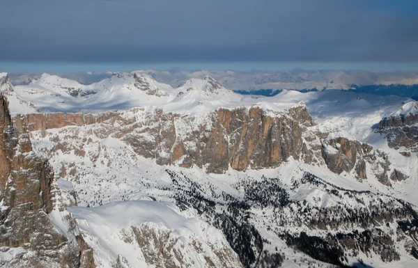 Dolomiti veduta aerea del cielo presa dall'elicottero in inverno — Foto Stock