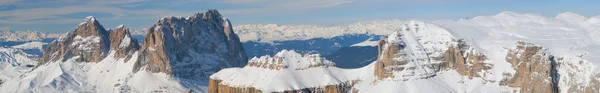 Dolomity pordoi hory Alpy obrovské pohled v nádherné lght — Stock fotografie