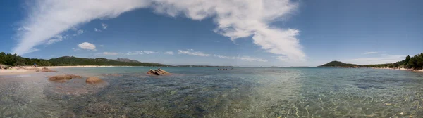 Une mer bleue turquoise et une plage de sable blanc avec des rochers en Sardaigne Italie — Photo