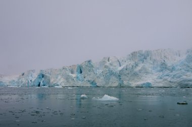 Svalbard Spitzbergen'deki buzulun görünümü ile küçük Buz Dağı