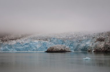 Svalbard Spitzbergen'deki buzulun görünümü ile küçük Buz Dağı