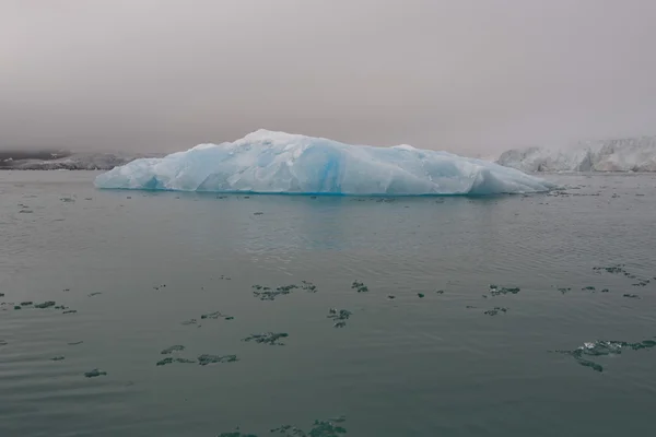 Svalbard Ghiacciaio Spitzbergen vista con piccolo iceberg — Foto Stock