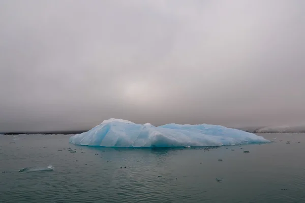 Vista del glaciar Svalbard Spitzbergen con pequeño iceberg — Foto de Stock