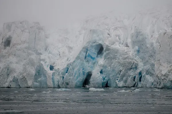 Шпицбергенский ледник со стороны Шпицбергена с маленьким айсбергом — стоковое фото