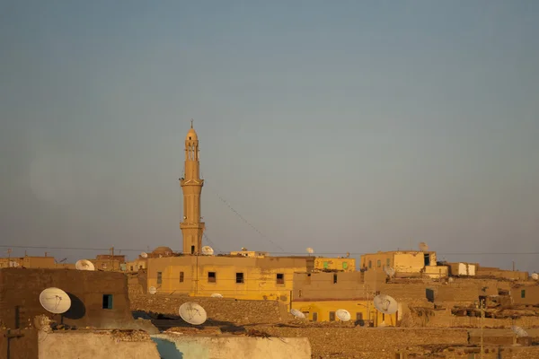 Asentamiento egipcio en Kings Valley con torre de mezquita —  Fotos de Stock