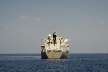 denizin ortasında bir tanker gemisi