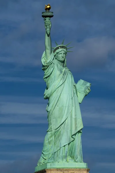 Statua della Libertà di New York sullo sfondo blu — Foto Stock