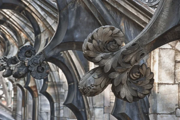 Catedral de la Cúpula de Milán campanarios agujas en estilo antiguo —  Fotos de Stock