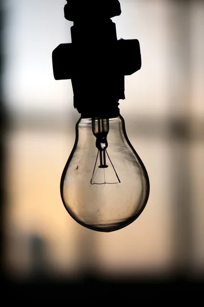 Uma lâmpada sobre o fundo preto — Fotografia de Stock