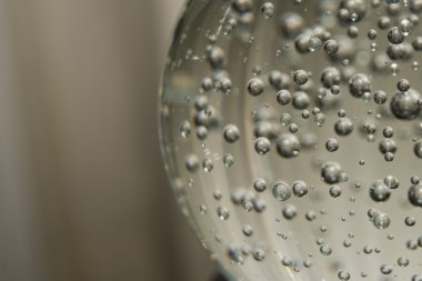 daha büyük bir kristal top küreye