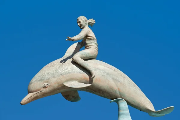 Un uomo a cavallo di una statua di delfino a Viareggio Capitale del Carnevale — Foto Stock
