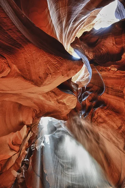 Antilopen Canyon Ansicht mit Lichtstrahlen — Stockfoto