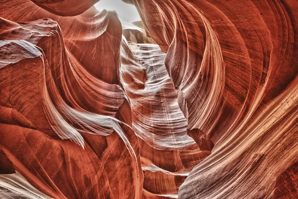 Antelope canyon pohled s paprsky světla — Stock fotografie