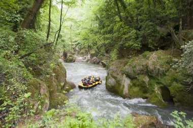 bir dere içinde sarı sandal rafting ve ekip çalışması