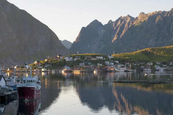 Lofoten Adası Norveç Fiyordu görünümü gün batımında — Stok fotoğraf