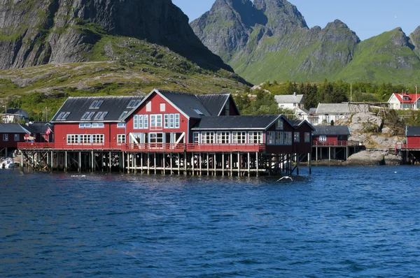 Κόκκινο σπίτια του ψαρά χωριό Lofoten νησί Νορβηγία — Φωτογραφία Αρχείου