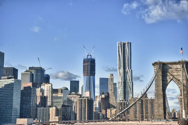 Widok na panoramę Nowego Jorku hdr od Most Brookliński — Zdjęcie stockowe