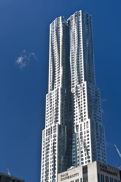 New York City Pace University Tower en HDR en fond bleu — Photo