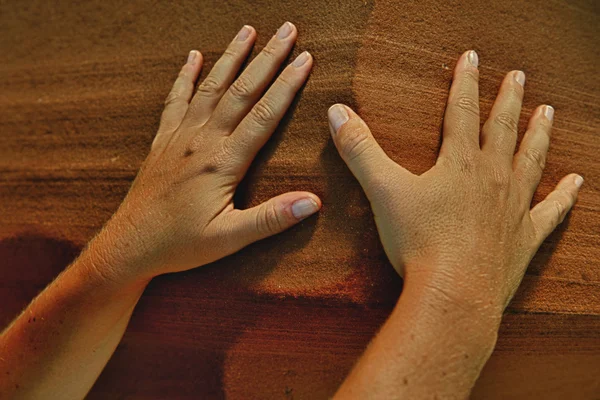 Manos en la arena del Antelope Canyon — Foto de Stock