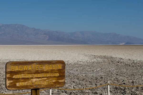 Death-Valley-Ansicht mit Badwater-Becken-Schild — Stockfoto