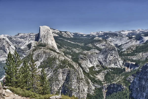 Una splendida vista soleggiata del parco della valle di Yosemite mezza cupola — Foto Stock