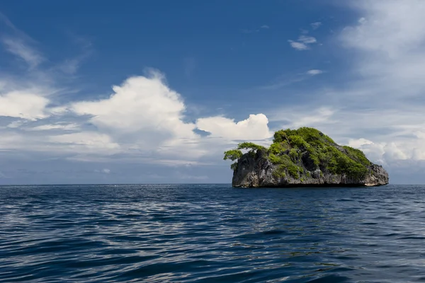 Blå tropiskt paradis beach ocean havet kristallklart vatten klart sand — Stockfoto