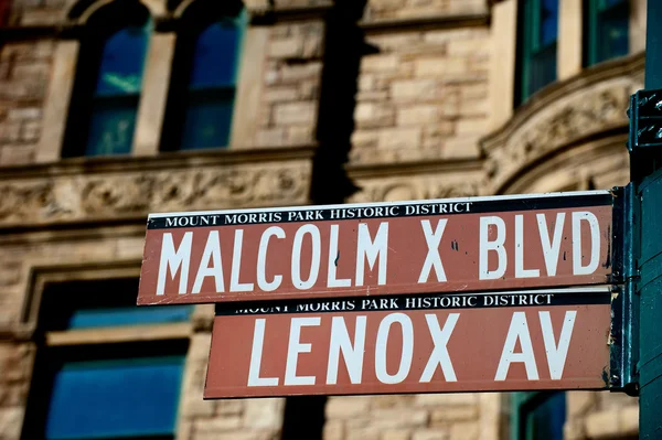 New york malcom x blbd lenox avenue straßenschild in harlem — Stockfoto