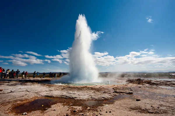 Géiser en Islandia mientras sopla agua —  Fotos de Stock