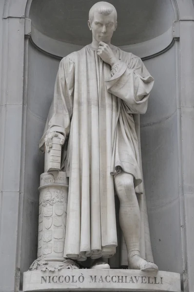 Florence macchiavelli statue in der nähe von ponte vecchio — Stockfoto