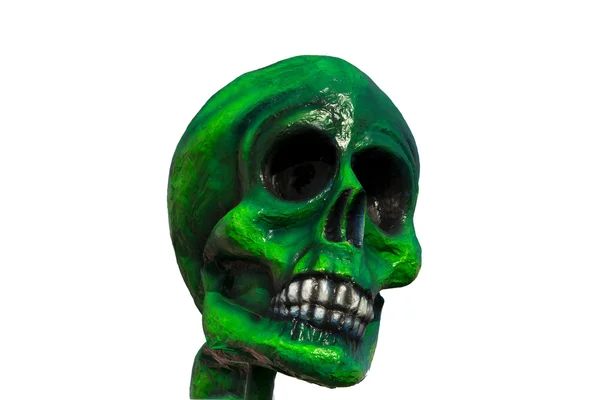 Un cráneo de papel verde sobre fondo blanco — Foto de Stock