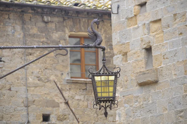 Stará středověká lampa v Toskánsku — Stock fotografie