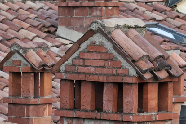 Bolonia Italia edificio medieval techo de ladrillo chimenea — Foto de Stock
