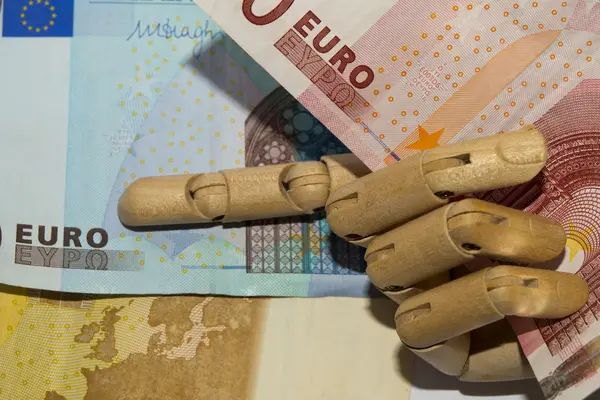 Ahşap el tutarak Euro para birimi — Stok fotoğraf