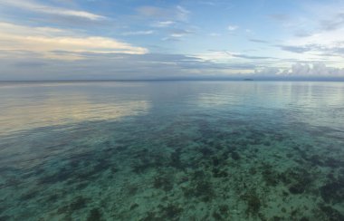 Turkuaz tropik cennet deniz deniz kristal suyu temizle