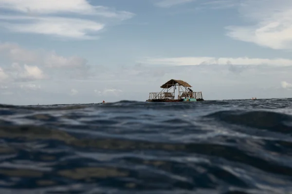 Piattaforma di pesca in mezzo al mare, Filippine — Foto Stock