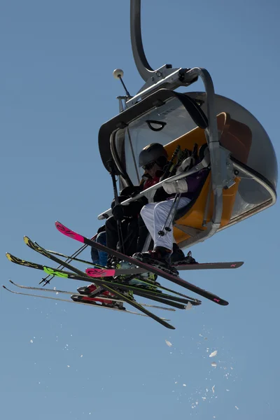 Dolomites içinde kayakçılar için sandalye Asansör — Stok fotoğraf