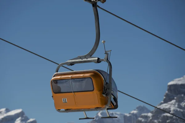 Wyciąg krzesełkowy dla narciarzy w Dolomitach — Zdjęcie stockowe