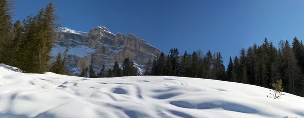 Доломиты огромный панорамный вид в зимнее время снега — стоковое фото