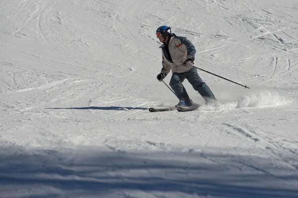 Ein Skifahrer beim Abbiegen — Stockfoto