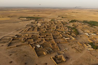Marakeş havadan görünümü yakınlarında çölde Maroc yerleşim