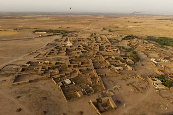 摩洛哥马拉喀什鸟瞰图附近的沙漠中解决 — 图库照片