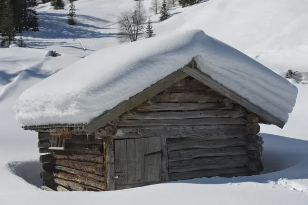 Casa de montaña de madera aislada cubierta de nieve — Foto de Stock