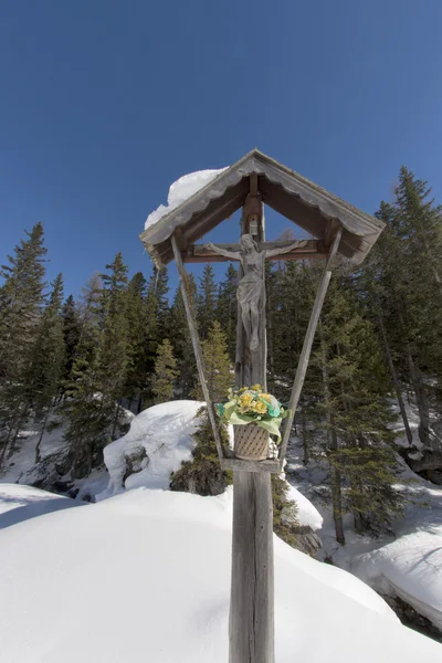 Holz geschnitzte Christus in Schnee Hintergrund — Stockfoto