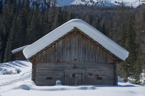 Staré dřevěné kabiny dům sněhem — Stock fotografie