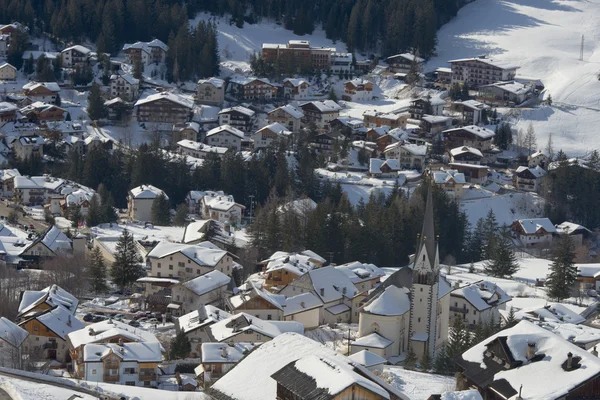 Badia Dolomiterna staden Flygfoto — Stockfoto