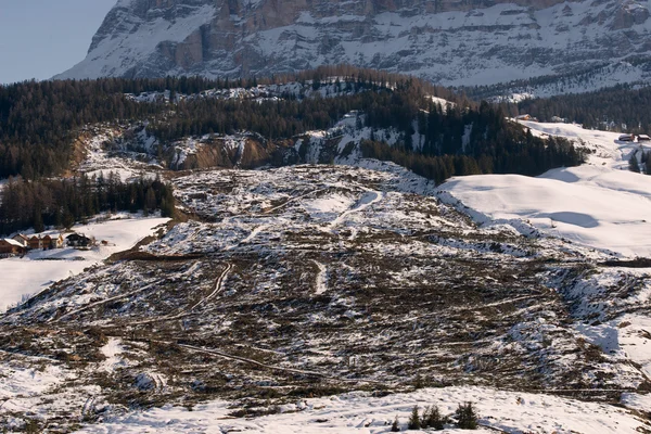 山のなだれによって形成される巨大なクレーター — ストック写真