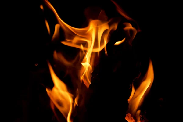 Пламя на черном фоне — стоковое фото