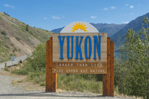 Yukon gold rush pass biały znak — Zdjęcie stockowe