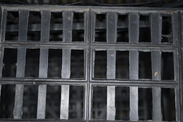 Caja de fruta de plástico negro parece una prisión — Foto de Stock